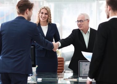 Ofiste konferans salonunda tokalaşırken işadamları
