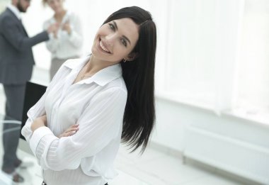 başarılı genç iş kadını işyerinde bir arka plan üzerinde