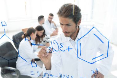 şeffaf yönetim kurulu ile görüntüleyin. bilim adamı tahtaya yazıyor