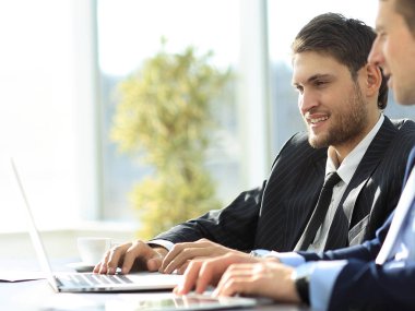 Kapat-up.businessman meslektaşım için konuşuyor.