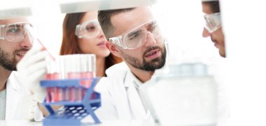 bir grup bilim adamları ve Eczacılar laboratuvarda closeup.