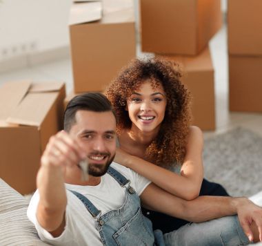 Yeni bir daire için bir anahtar ile genç Çift.