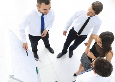 arka plan resmi bir iş takımının yeni fikirler tartışıyor.