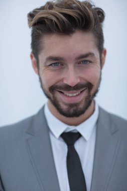 Takım elbise ve kravat takan ciddi bir iş adamı. mavi arkaplan