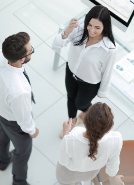 şirket çalışanları ofiste konuşuyorsun.