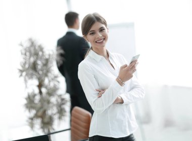 Genç profesyonel smartphone SMS okuma,