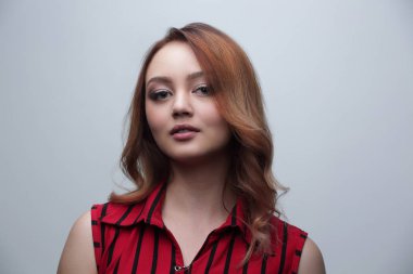 Sarışın kıvırcık saç modeli ve kırmızı dudaklar ile