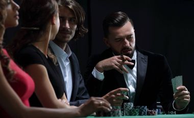 Üst sınıf arkadaşlar kumarhanede kumar oynuyorlar.