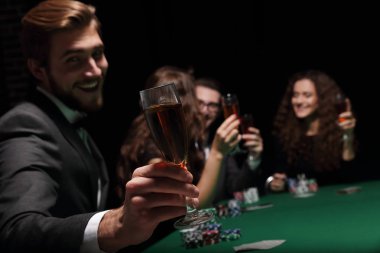 poker oyuncusu bir kadeh şarap ile