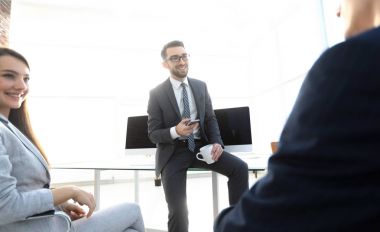 Aletleri kullanan işçiler, çalışma molası.