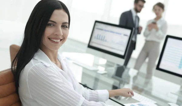 Nahaufnahme eines Schreibtisches in einem modernen Büro. Geschäftskonzept. — Stockfoto