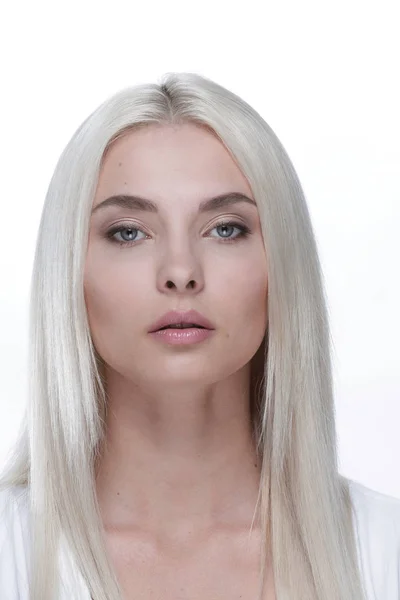 Close-up de uma mulher bonita com cabelo liso loiro e maquiagem diurna — Fotografia de Stock