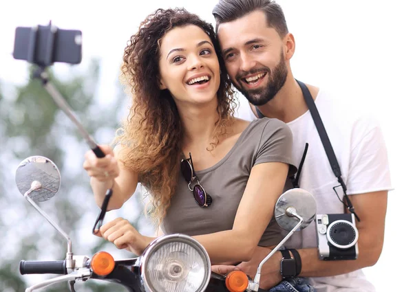 Macho y hembra en scooters en una ciudad . — Foto de Stock