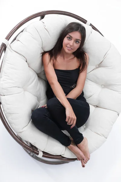 Uśmiechający się młoda kobieta, odpoczynek w duży miękki fotel — Zdjęcie stockowe