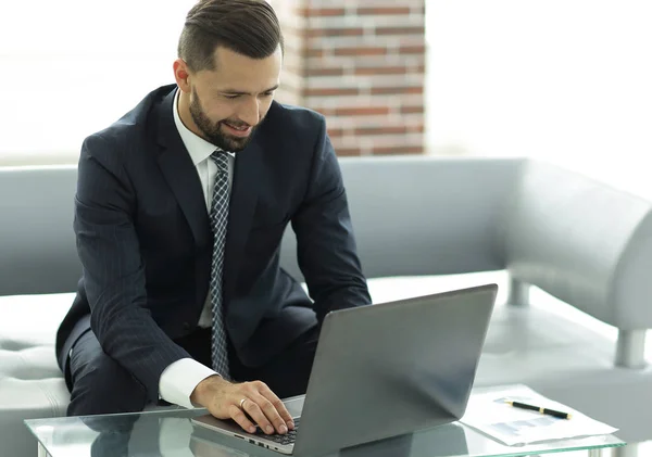 Zakenman werken met documenten die zittend op de Bank. — Stockfoto