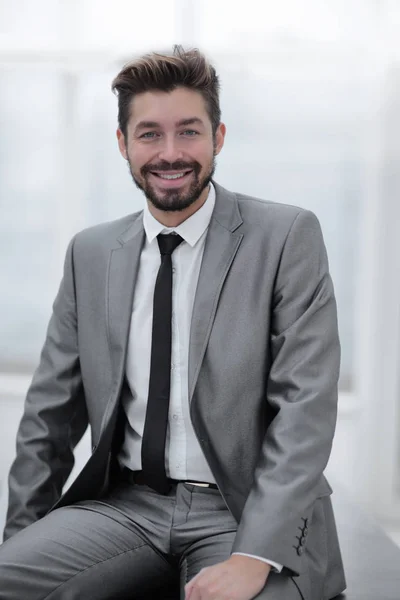 Retrato de um jovem empresário no corrimão do escritório — Fotografia de Stock