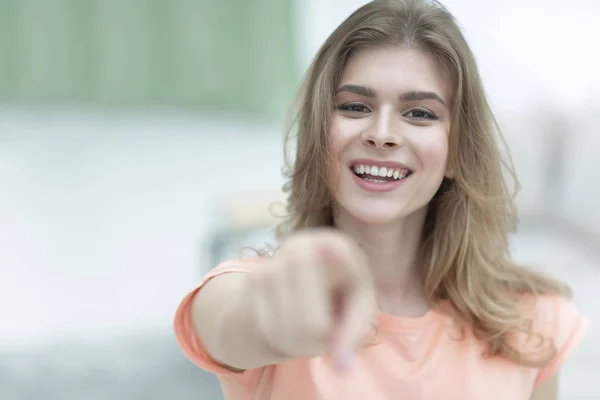 Close-up de uma jovem mulher confiante mostrando mão para a frente . — Fotografia de Stock