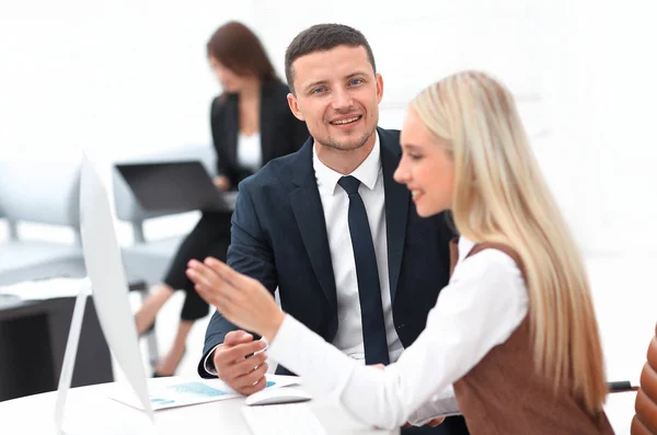 Gerente hablando con un colega en el lugar de trabajo — Foto de Stock