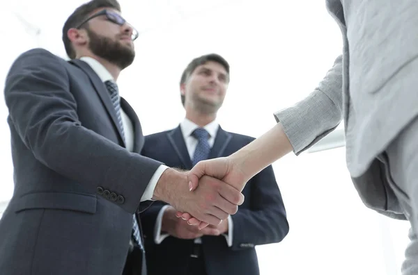 Primer plano de la gente de negocios estrechando la mano — Foto de Stock