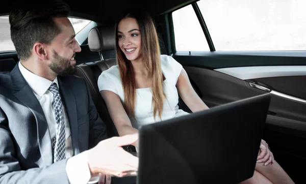 Zakelijke man en vrouw samen te werken in de auto — Stockfoto