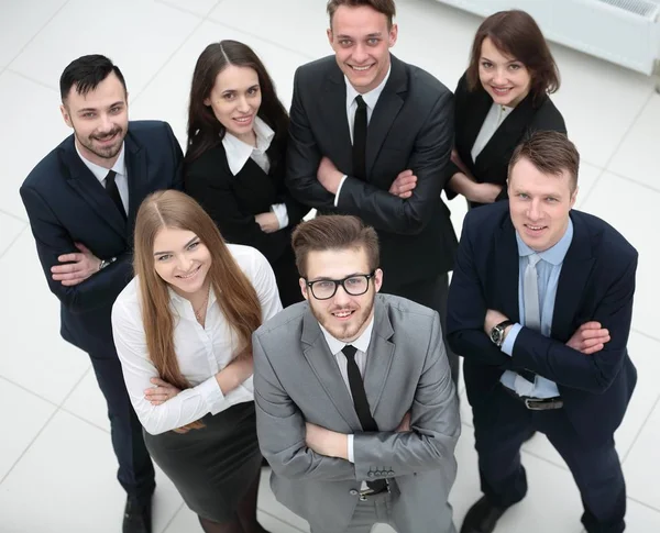 Group of young business people looking up — Stock Photo, Image