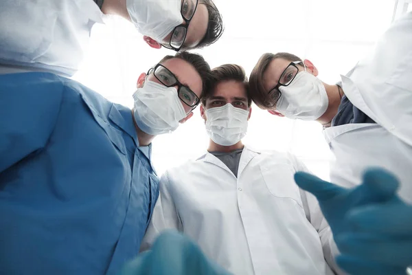 Fechar. um grupo de médicos na sala de cirurgia — Fotografia de Stock