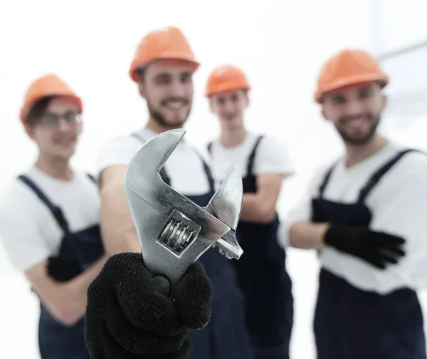 Closeup. the wrench in the hands of the builders — Stock Photo, Image