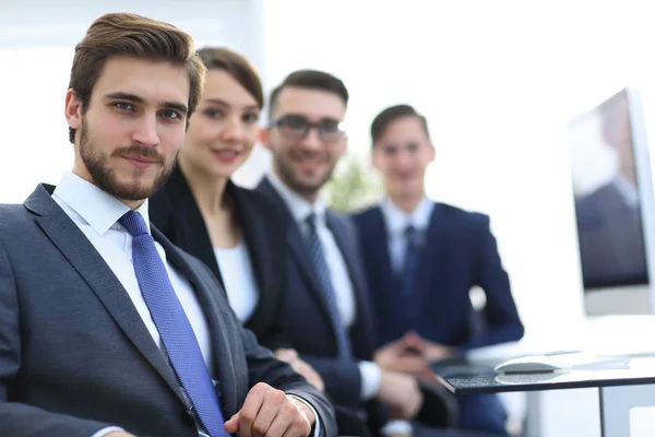 Retrato de empresario exitoso en la oficina — Foto de Stock