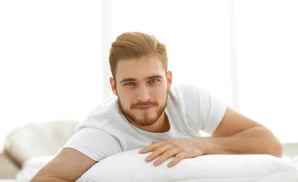 Mann lächelnd auf dem Sofa liegend — Stockfoto