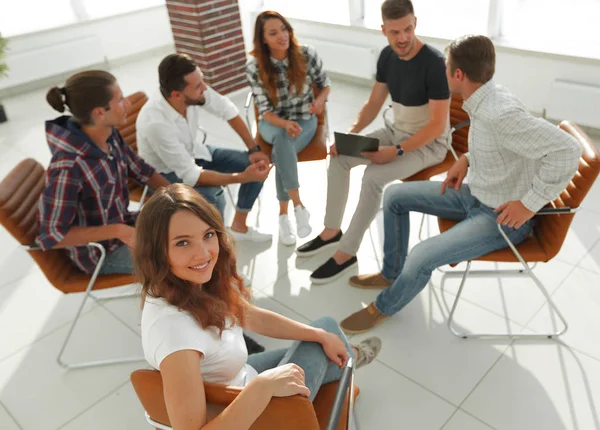 Mujer de negocios y equipo creativo . — Foto de Stock