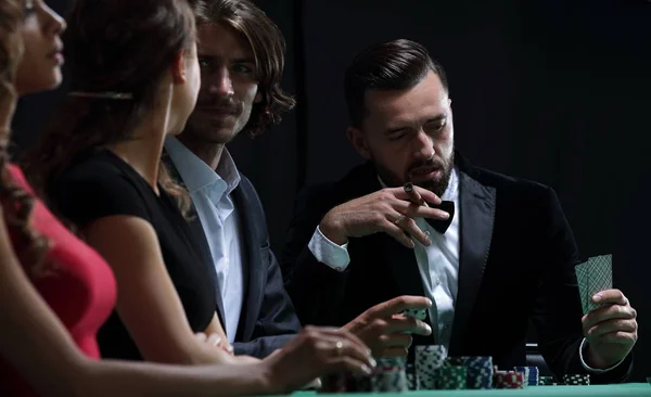 Freunde der Oberschicht spielen im Casino — Stockfoto