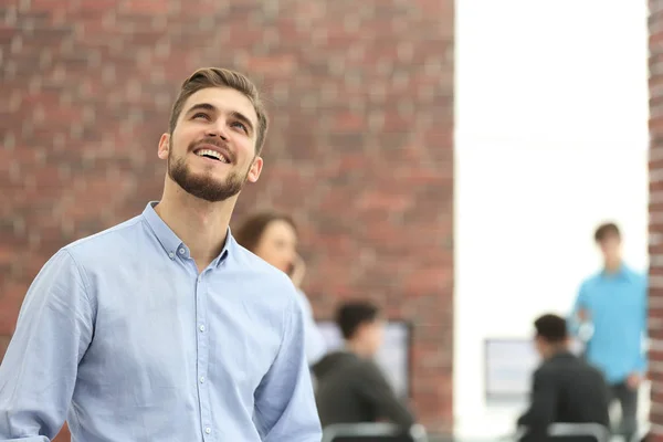 Retrato de un hombre de negocios sonriente en el cargo. — Foto de Stock