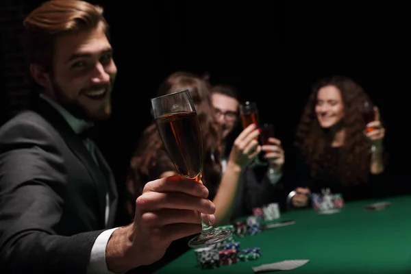 ワインのグラスとポーカー プレーヤー — ストック写真