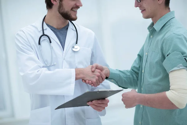 Doctor congratulating the patient with recovery — Stock Photo, Image