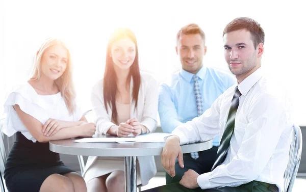 Business-team som sitter vid ett bord på ett café. — Stockfoto