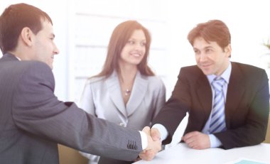 İş yerinde el sıkışma iş ortakları