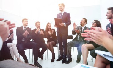 İş ekibi koçu alkışlıyor.