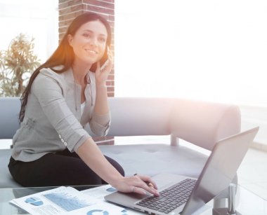 Modern iş kadını akıllı telefondan finansal sorunları tartışıyor