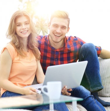 dizüstü evde kullanan modern gençlerin.