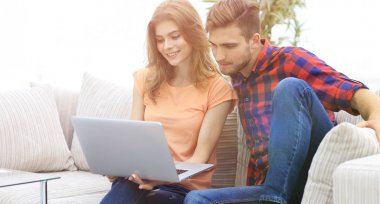 t üzerinde oturan dizüstü bakarak onun kız arkadaşı ile genç adam