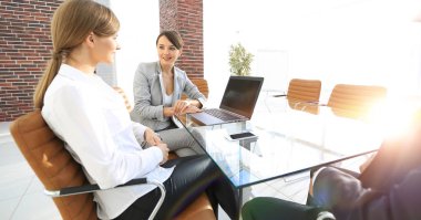 İş ekibi ofiste iş konularını tartışıyor