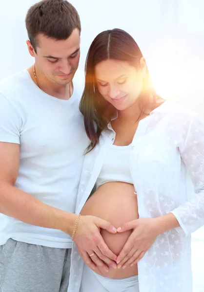Karı koca hamile bir erkek şeklinde katlanmış elleriyle — Stok fotoğraf