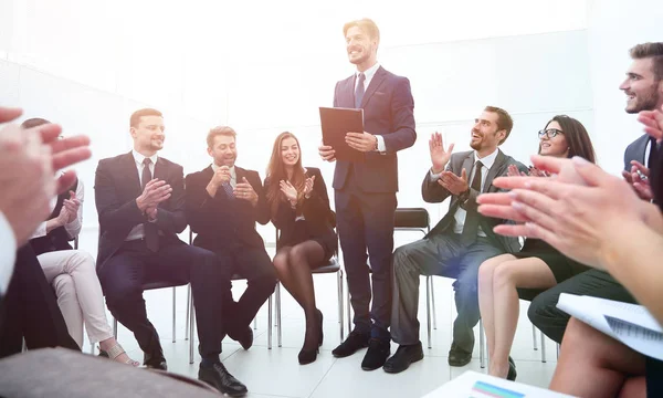 Equipo de negocios aplaudiendo al entrenador — Foto de Stock