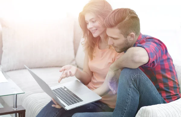 Jong koppel kijken naar video's op laptop — Stockfoto