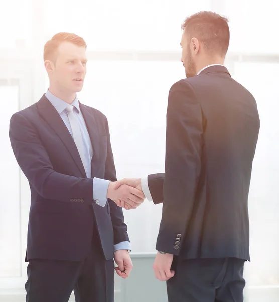 Handshake finansiella partner i korridoren för kontoret — Stockfoto