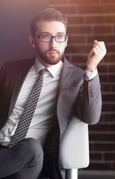 Retrato de um empresário atraente usando óculos — Fotografia de Stock