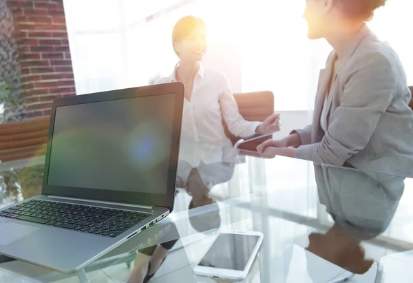 Laptop en smartphone op het bureaublad van een zakenman — Stockfoto