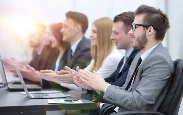 Equipo de negocios aplaudiendo al orador en la reunión —  Fotos de Stock