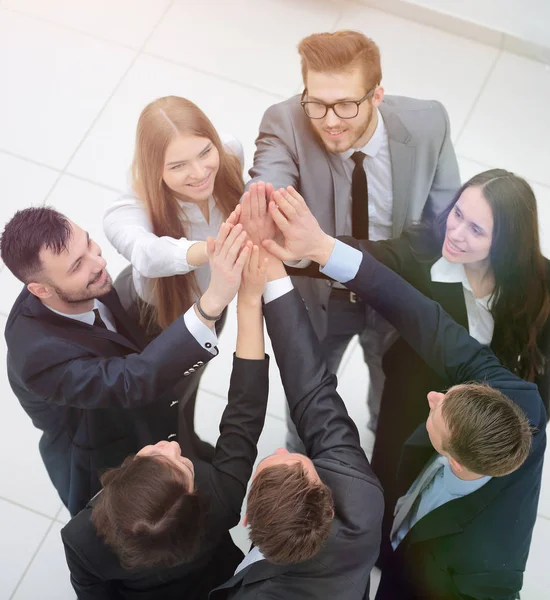 Apropiere. echipă de afaceri bucuroasă, cu mâini pliate împreună — Fotografie, imagine de stoc