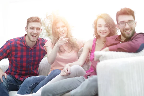 Gençlerin grup kanepede oturan mutlu — Stok fotoğraf